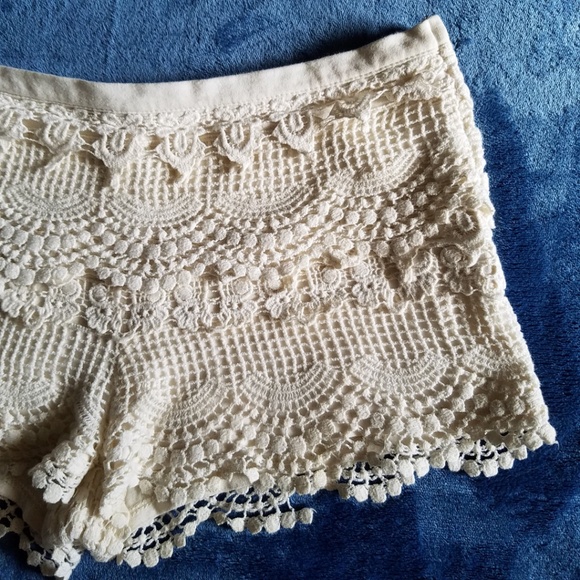 Urban Outfitters Pins & Needles Crochet Lace Ivory Tap Shorts Size 4 - Picture 6 of 8